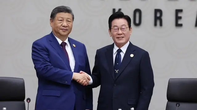 Presiden China Xi Jinping dan Presiden Korea Selatan Lee Jae Myung bersalaman di tengah KTT APEC yang berlangsung di Gyeongju, Sabtu (1/11/2025).