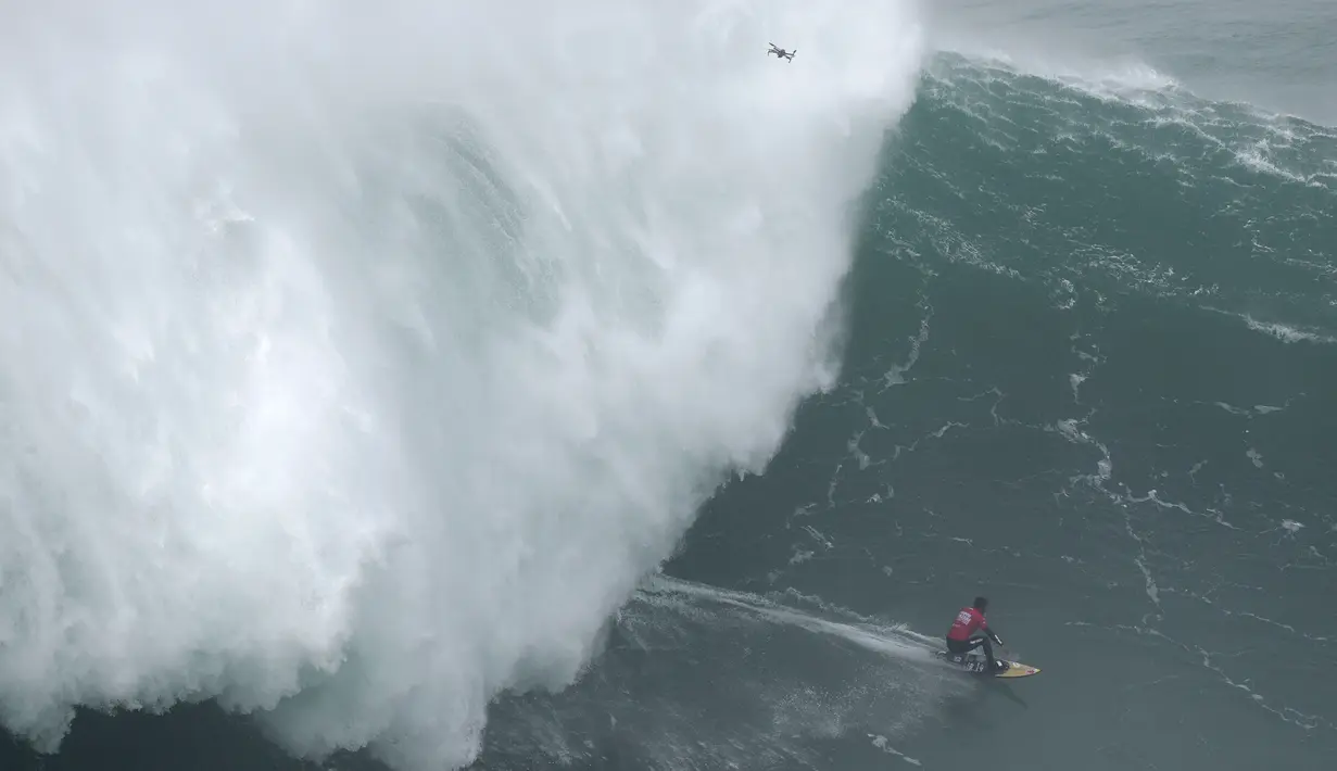 Peselancar Lucas Chianca dari Brasil mengendarai ombak selama kompetisi selancar ombak besar Nazare Tow Challenge di Praia do Norte, atau Pantai Utara, di Nazare, Portugal, Kamis, 10 Februari 2022. (AP Photo/Armando Franca)