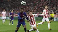 Bek Barcelona, Nelson Semedo, berebut bola dengan bek Olympiakos, Leonardo Koutris, pada laga Liga Champions di Stadion Karaiskakis, Selasa (31/10/2017). Barcelona bermain imbang 0-0 dengan Olympiakos. (AP/Thanassis Stavrakis)