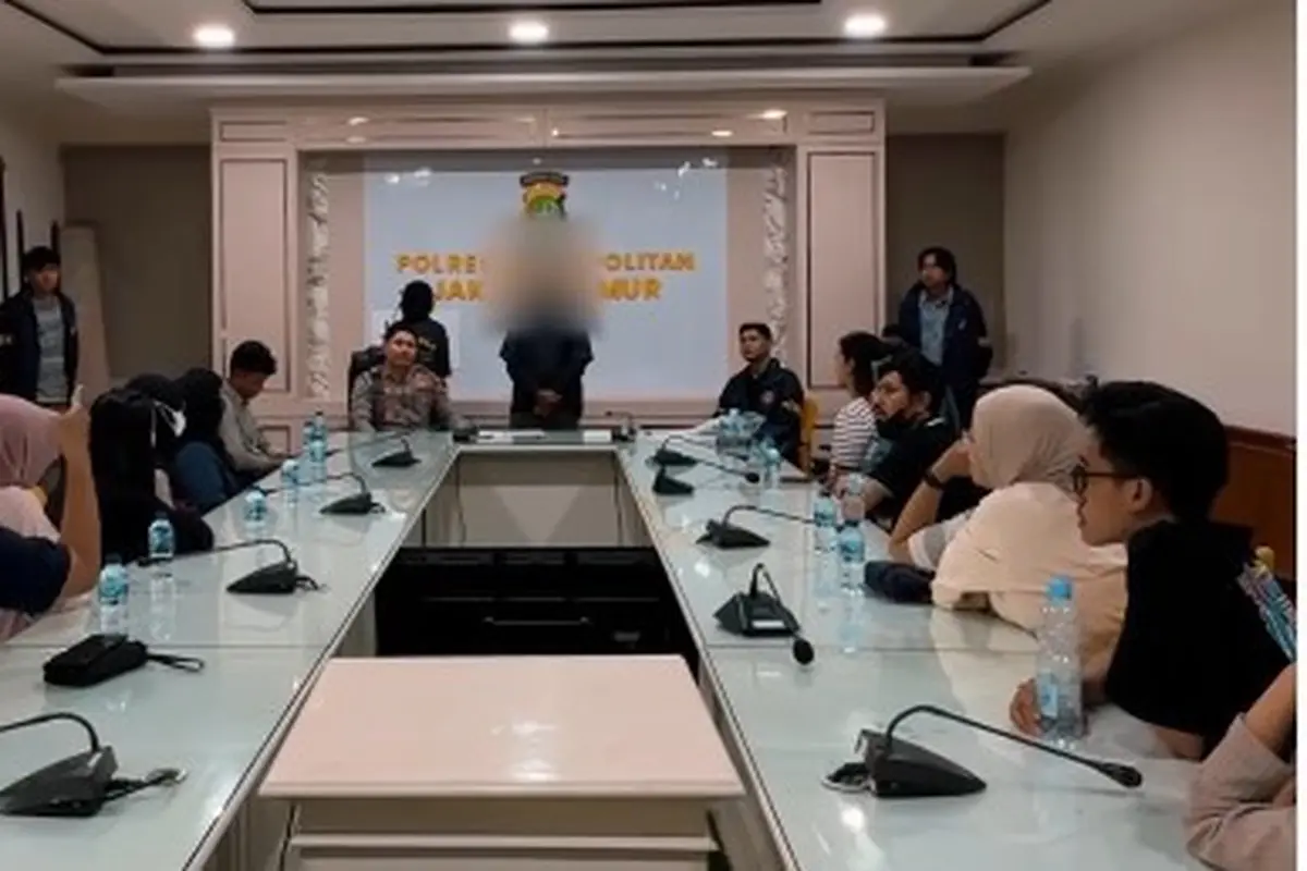 Polisi mempertemukan pemilik Wedding Organizer Marwah dengan para korbannya. (Dok. Istimewa)