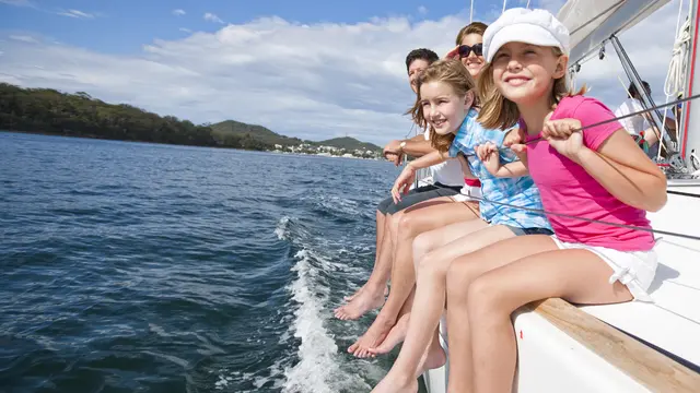 berlayar bersama anak