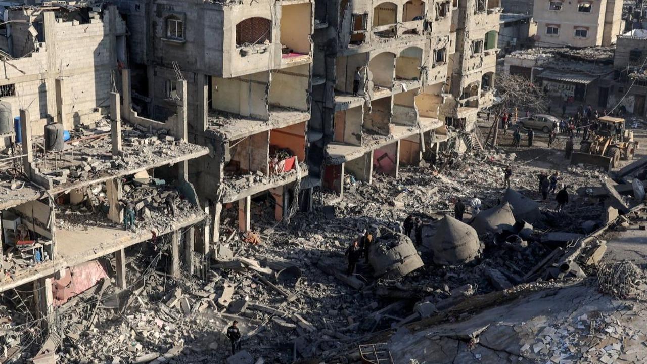 Israel kembali membombardir Kota Rafah, Jalur Gaza selatan, Palestina, Kamis (22/2/2024). Serangan yang menghancurkan kamp pengungsian warga Palestina itu terjadi setelah Israel memperingatkan akan adanya serangan darat di kota yang berbatasan dengan Mesi