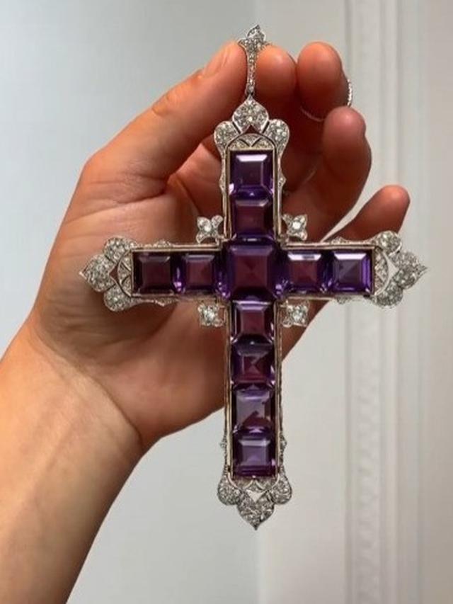 Kim Kardashian Beli Kalung Salib Ikonik Putri Diana Seharga Rp3 Miliar, Berakhir Dikritik Netizen