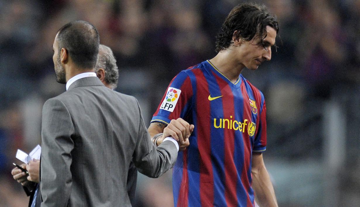 Striker Barcelona, Zlatan Ibrahimovic ditarik keluar pelatih Pep Guardiola dalam laga Liga Spanyol 2009/2010 menghadapi Real Zaragoza di Camp Nou Stadium (25/10/2009). Konflik antara Zlatan Ibrahimovic dan Pep Guardiola terjadi saat keduanya menjadi bagian Barcelona pada musim 2009/2010. Demi memberi keleluasaan bagi Lionel Messi, posisi Zlatan sebagai striker diubah di posisi sayap yang membuatnya tak nyaman. Zlatan pun hengkang ke AC Milan pada awal musim 2010/2011. (AFP/Lluis Gene)
