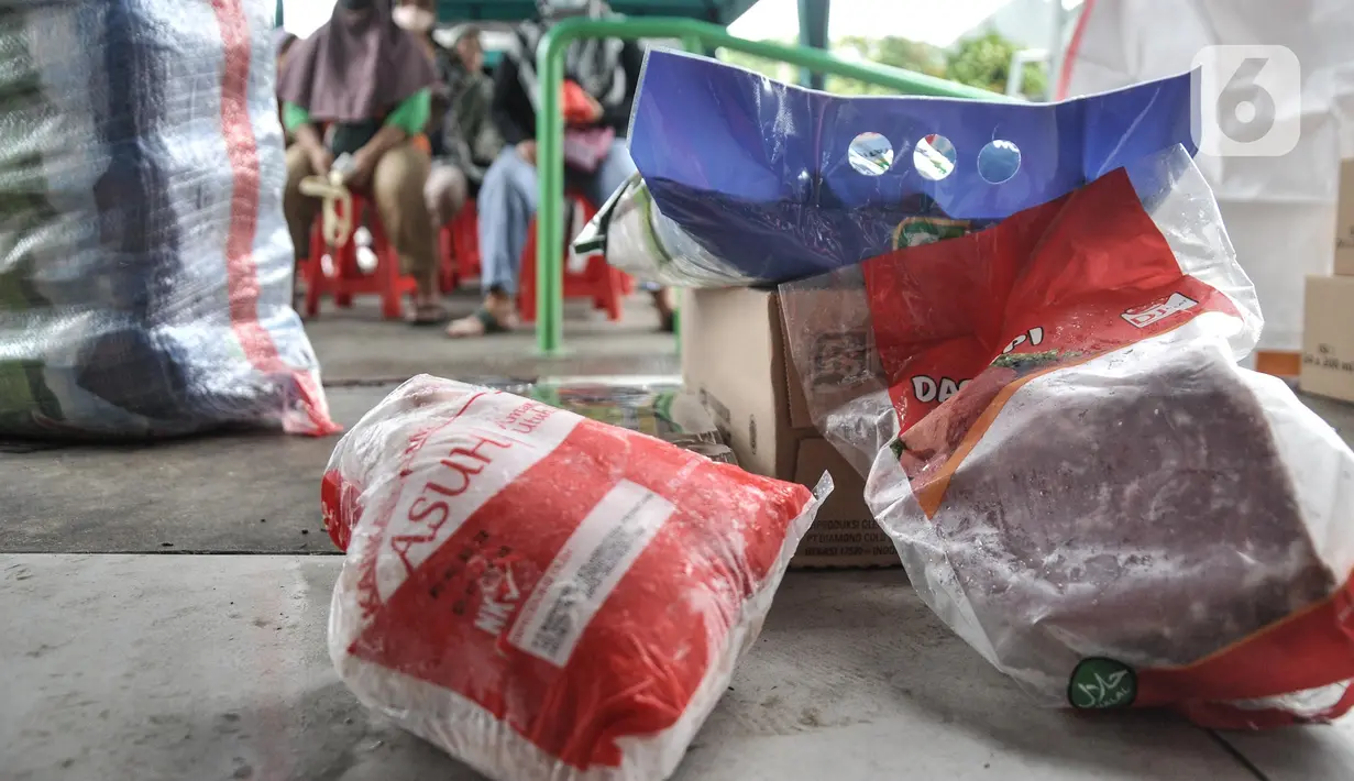 Sejumlah produk pangan bersubsidi yang dibeli warga di Food Station Cipinang, Jakarta Timur, Kamis (8/9/2022). Sembako murah atau pangan subsidi ini hanya diperuntukkan bagi pemegang Kartu Jakarta Pintar (KJP) Plus, KLJ, KAJ, KPDJ dan lainnya. (merdeka.com/Iqbal S Nugroho)