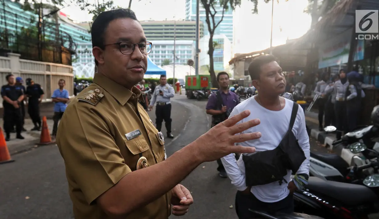 Gubernur DKI Jakarta Anies Baswedan saat meninjau fasilitas publik di kawasan Bundaran HI, Jakarta, Senin (22/4). (Liputan6.com/Johan Tallo)