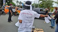 Sejumlah orang yang mengatasnamakan Gerakan Suara Rakyat menggelar aksi unjuk rasa di Jalan Khatib Sulaiman Kota Padang, tepatnya di bundaran di depan Kantor DPRD Sumatera Barat, Selasa (29/11/2022). Mereka menolak pasal-pasal bermasalah dalam RKUHP yang bakal disahkan pemerintah. (Liputan6.com/ Nobia Harlina)