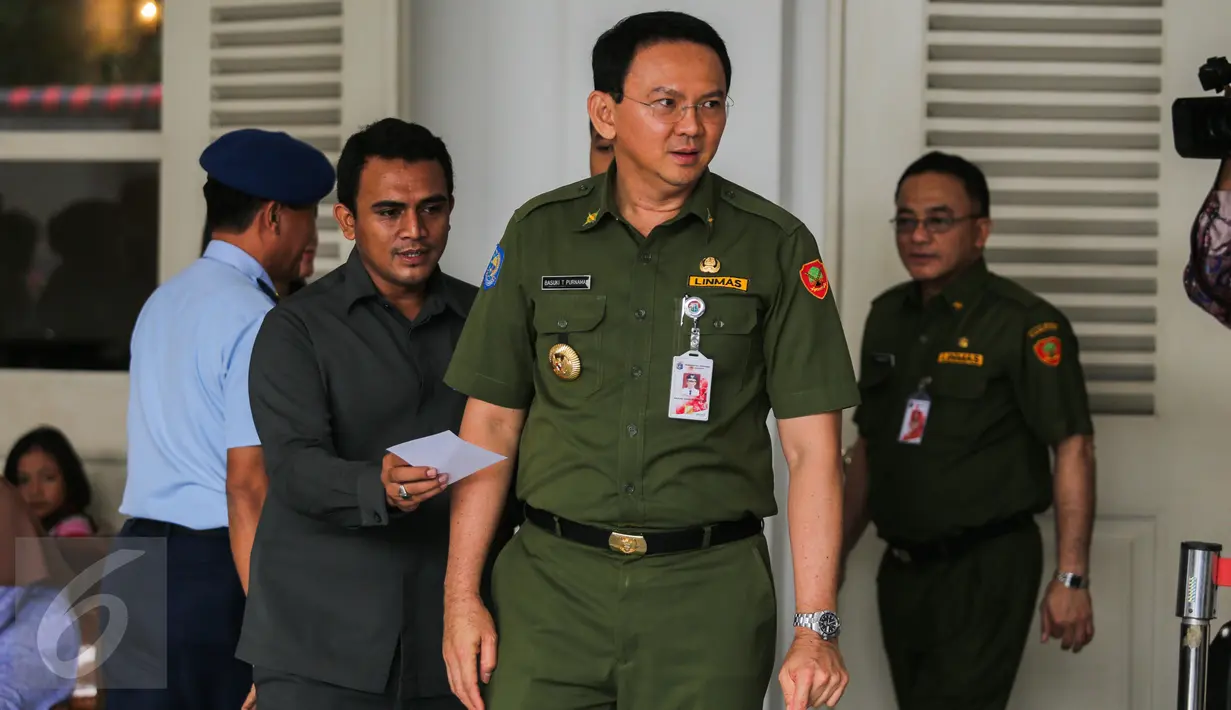Gubernur DKI Basuki Tjahaja Purnama bersiap melakukan pelepasan Bus Juru Pemantau Jentik (Jumantik) di Balaikota Jakarta, Senin (15/6). Bus warna merah ini siap keliling mensosialisasikan penyakit demam berdarah dengue (DBD). (Liputan6.com/Faizal Fanani)