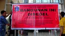 Petugas Penataan Kota DKI Jakarta saat menyegel Mal tebet Green karena belum memiliki sertifikat Surat Layak Fungsi (SLF), Jakarta, Kamis (5/3/2015). Penyegelan ini merupakan peringatan ketiga untuk mal Tebet Green. (Liputan6.com/Yoppy Renato)