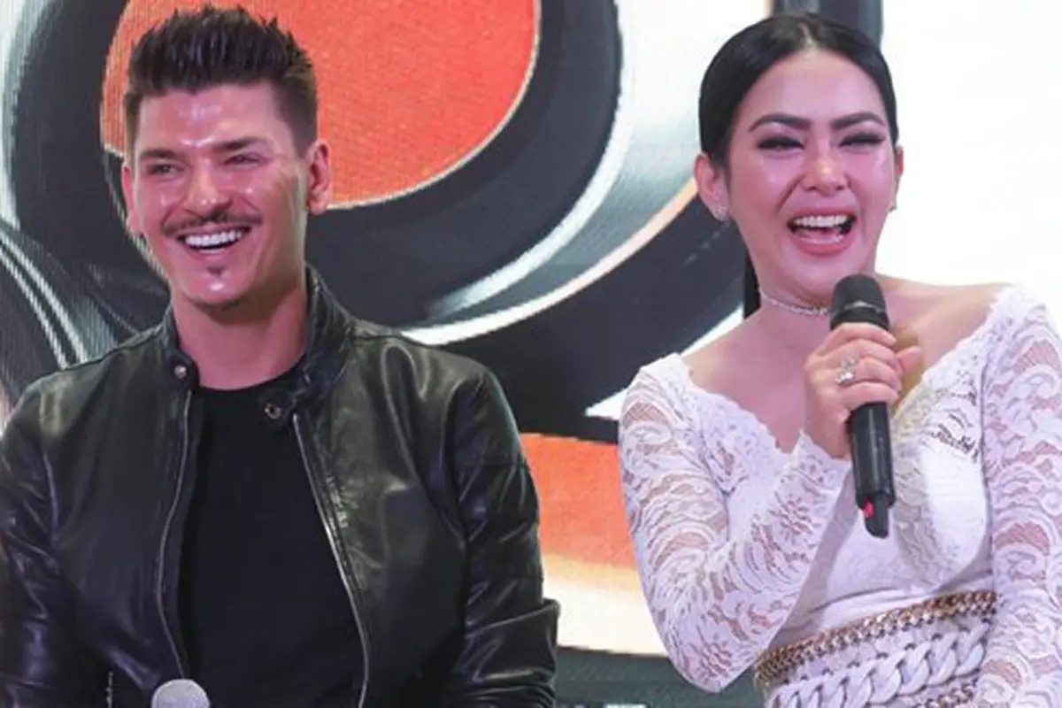 Syahrini dan Mario Dedivanovic/copyright: KapanLagi.com