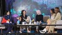 (Kiri-Kanan) Aktris dan Selebgram, Sintya Marisca, EVP Consumer Goods & Lifestyle Blibli, Krisantia Nugraha, Direktur Bisnis Kurir dan Logistik Pos Indonesia, Siti Choiriana, Host yang juga Co-Founder TS Media, Marianne Rumantir dan Host yang juga founder TS Media, Luna Maya saat sesi TS Talk pada acara TSX 2023 di Pos Bloc, Jakarta (08/03/2023). (Liputan6.com)