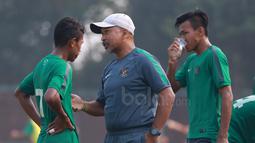 Pelatih  Timnas Indonesia U-16, Fachri Husaini memberikan arahan kepada anak asuhnya saat melawan Timnas Pelajar U-15 pada laga uji coba di Stadion Atang Sutesna, Cijantung, Rabu (17/5/2017). Timnas U-16 menang 5-1. (Bola.com/Nicklas Hanoatubun)