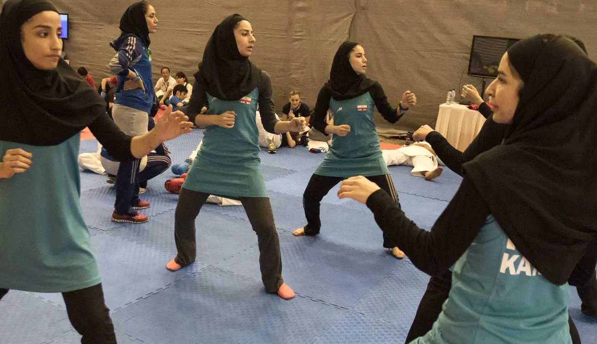 Sejumlah karateka berhijab melakukan pemanasan jelang penampilannya pada Kejuaraan Dunia Karate Junior, Cadet dan U-21 2015 di ICE, Tangerang. (Bola.com/Vitalis Yogi Trisna) 