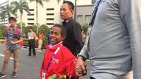 Yohanes Ande Kala tiba di Gelora Bung Karno untuk menyaksikan pembukaan Asian Games 2018, Sabtu (18/8/2018). (Liputan6.com/Delvira Chaerani Hutabarat)