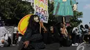 Dua pria bertopeng membawa tulisan 'Peace' saat aksi 'Jaga Jakarta'   di kawasan Bunderan HI, Jakarta, Minggu (23/11/2014).   (Liputan6.com/Herman Zakharia)