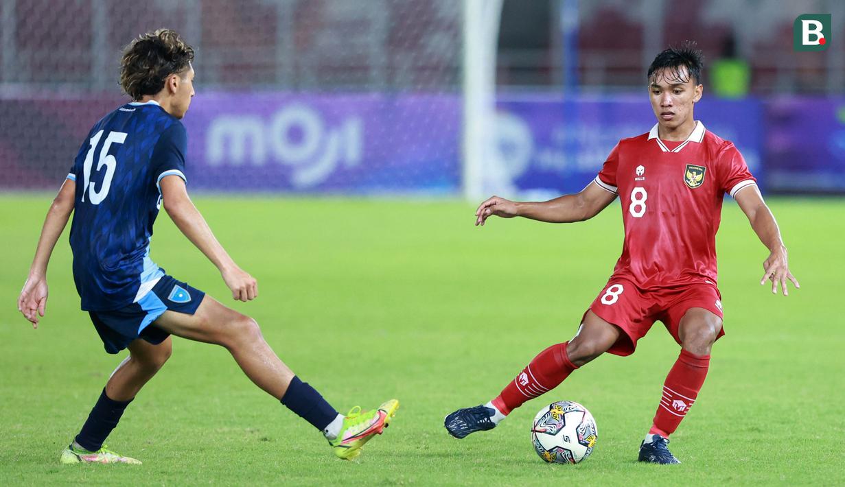 Pemain Timnas Indonesia U-20, Arkhan Fikri, berusaha melewati pemain Guatemala pada laga turnamen mini di Stadion Utama Gelora Bung Karno (SUGBK), Selasa (21/2/2023). Ini menjadi catatan khusus buat Shin Tae-yong. Apalagi mereka tak punya waktu banyak untuk bisa mengevaluasi permainan jelang keberangkatan menuju Uzbekistan. (Bola.com/M Iqbal Ichsan)