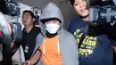 Tiba di BNN, Cawang, Jakarta Timur sekitar pukul 13.23 WIB, Iwa K datang dengan menggunakan masker penutup wajah serta sweater. Tak ada kata terlontar ketika disapa awak media. (Deki Prayoga/Bintang.com)