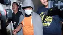 Tiba di BNN, Cawang, Jakarta Timur sekitar pukul 13.23 WIB, Iwa K datang dengan menggunakan masker penutup wajah serta sweater. Tak ada kata terlontar ketika disapa awak media. (Deki Prayoga/Bintang.com)