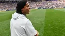 Legenda sepakbola Brasil, Ronaldinho menabuh jenis musik gendang, bongo pada seremonial final Piala Dunia 2018 antara Prancis vs Kroasia di Stadion Luzhniki, Minggu (15/7). Kehadiran Ronaldinho membuat suporter antusias. (AP/Martin Meissner)