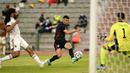 Gelandang timnas Kroasia, Ivan Perisic (tengah) melakukan percobaan gol ke gawang Belgia dalam laga uji coba menjelang Euro 2020 di Stade Roi Baudouin, Senin (7/6/2021) dinihari WIB. Belgia mengatasi Kroasia dengan skor 1-0 berkat gol semata wayang Romelu Lukaku. (AP Photo/Francisco Seco)