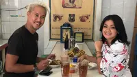 Nirina Zubir dan Ernest Fardiyan Syarif asyik makan di warteg di kawasan Kota, Jakarta Barat (Dok.Instagram/@nirinazubir_/https://www.instagram.com/p/B3oLE78g0_6/Komarudin)