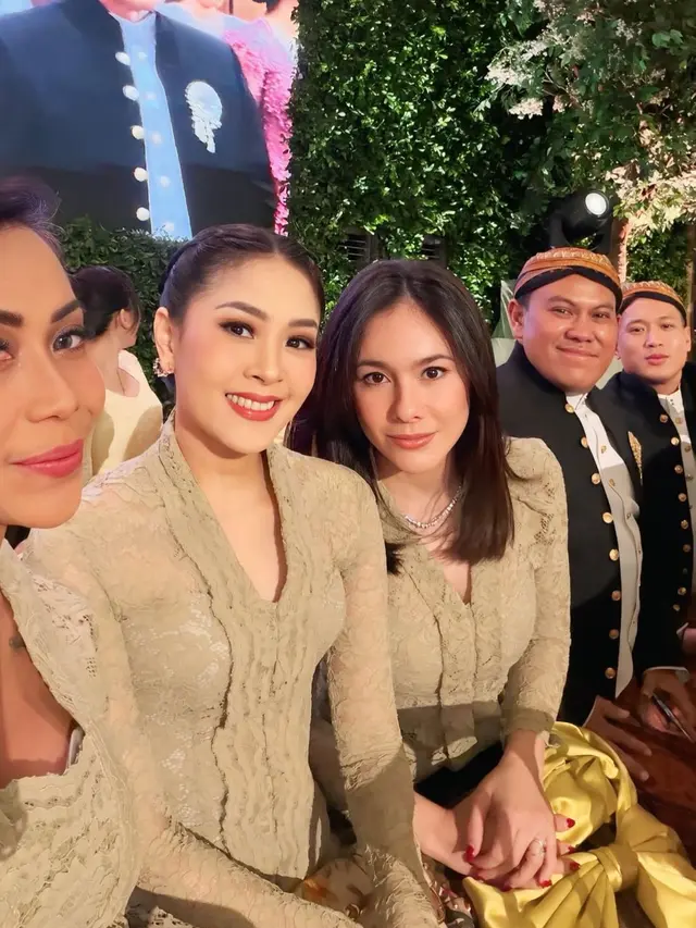 Wulan Guritno saat Jadi Bridesmaid pakai kebaya. [@naziracnoer]