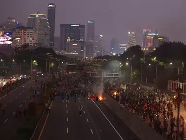 Pengunjuk rasa memenuhi ruas jalan Gatot Subroto dan Jalan Tol Dalam Kota di sekitar gedung MPR, DPR, dan DPD RI, Jakarta, Kamis (22/8/2024). (Liputan6.com/Angga Yuniar)