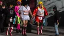 Sejumlah peserta tiba untuk mengikuti balapan high heels pria di Madrid, Spanyol (18/1). Para pria ini mengenakan kostum dan sepatu hak tinggi layaknya wanita. (AP Photo / Paul White)