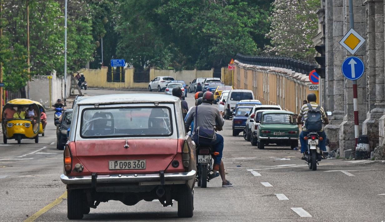 Laporan dari seluruh penjuru Kuba mengabarkan tentang SPBU yang tutup, antrean panjang, dan penjatahan bahan bakar. (Photo by ADALBERTO ROQUE / AFP)