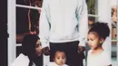 Mengunggah foto bersama suami dan kedua anaknya, North dan Saint West di Instagram, Kim menyertakan tulisan keterangan foto “Family”. Cukup singkat dan sederhana, namun foto tersebut memiliki makna yang sangat berarti. (Instagram/kimkardashian)