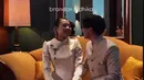 Melengkapi tampilannya, Brandon Salim menata rambutnya dengan wet look dan jam tangan [@dhikahimawan]