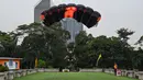 Penerjun Jerman Maxim Tepper mendarat setelah melompat dari dek terbuka Menara Kuala Lumpur saat International Tower Jump, Kuala Lumpur, Malaysia, 3 Februari 2023. Lebih dari 100 penerjun melompat dari Menara Kuala Lumpur setinggi 300 meter yang terkenal tersebut. (MOHD RASFAN/AFP)