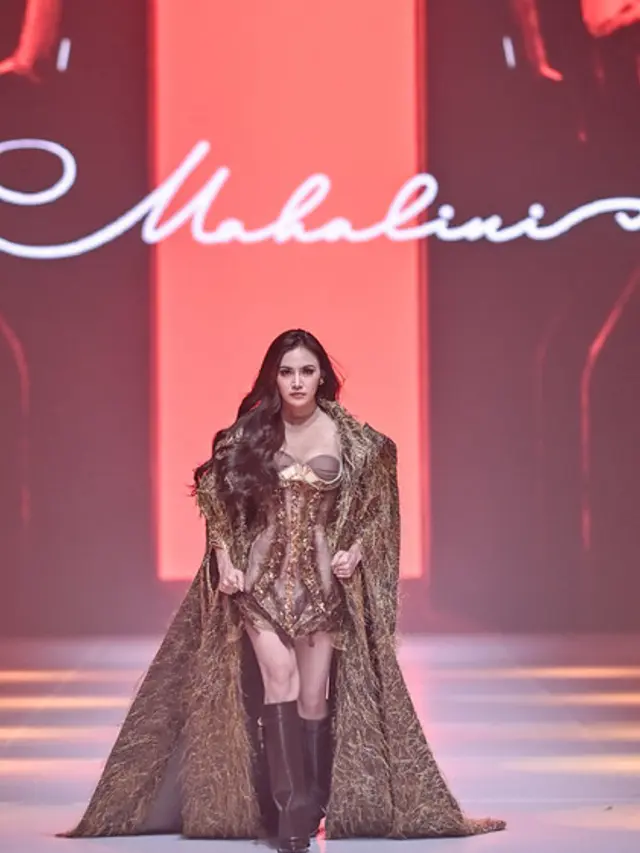 Mahalini Tampil di Runway Jakarta Fashion Week 2026 kenakan koleksi Lisa Ju dipadukan sepatu boots. [Dok. Jakarta Fashion Week]
