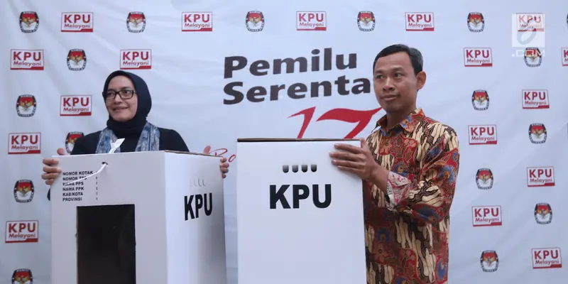 Komisioner KPU Tunjukkan Contoh Kotak Suara Pemilu Serentak 2019