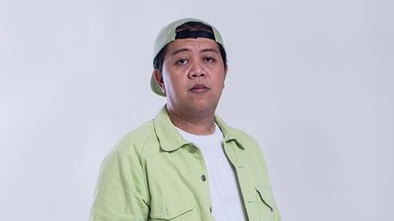 Gilang Gombloh mengawali kariernya sebagai seorang penyiar radio. Ia tergabung dalam radio Prambors Jakarta sama seperti Desta dan Gina.