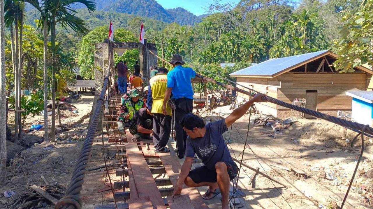 FOTO: Gotong Royong  Prajurit TNI AD dan Warga Perbaiki Jembatan Gantung di Aceh Tenggara
