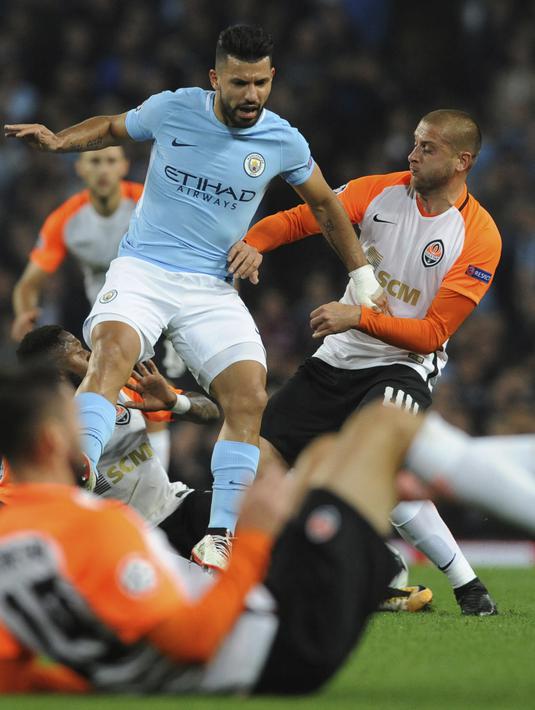 Sergio Aguero (atas kiiri) berusaha keluar dari kepungan adangan para pemain Shakhtar Donetsk pada laga grup F Liga Champions di Etihad stadium, Manchester, (26/9/2017). City menang 2-0. (AP/Rui Vieira)