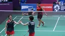 Ganda putri Indonesia, Greysia Polii/Apriyani Rahayu saat melawan pemain Jepang, Yuki Fukushima/Sayaka Hirota pada semifinal Bulutangkis Beregu Putri Asian Games 2018 di Jakarta, Selasa (21/8). (Liputan6.com/Helmi Fithriansyah)