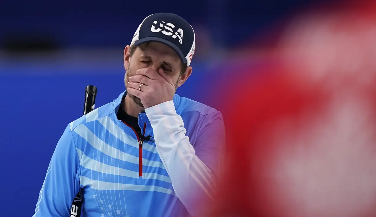 Reaksi John Shuster dari Amerika Serikat setelah lemparan buruk selama pertandingan medali perunggu curling putra antara Kanada dan Amerika Serikat di Olimpiade Musim Dingin Beijing di Beijing, Jumat (18/2/2022).  (AP Photo /Brynn Anderson)