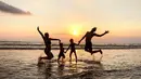 Pergi ke pantai sambal menikmati sunset, keempatnya tak lupa untuk berfoto dengan gaya lompat. (Liputan6.com/IG/@meiranastasia)