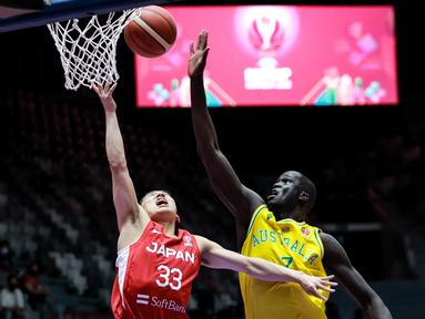 Australia sukses melaju ke semifinal usai menaklukkan Jepang di babak pempat final FIBA Asia Cup 2022, Kamis (21/07/2022). The Boomers menang dengan skor 99-85. Absennya Yuta Watanabe karena cedera membuat Jepang cukup mendapatkan gempuran intensif. Poin terbanyak dicetak oleh Thon Maker (kanan)  dengan 21 poin, 13 rebound, dan 5 asis. (Bola.com/Bagaskara Lazuardi)