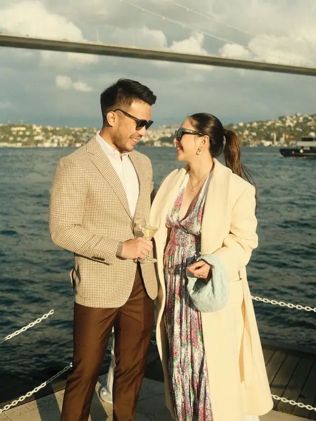 6 Potret Jessica Mila dan Yakup Hasibuan Kondangan ke Turki, Bertemu Chelsea Islan