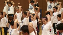 Peserta Basketball Clinic bersama DBL Academy tengah serius melakukan pemanasan sebelum berlatih di Thamrin Nine, UOB Plaza, Jakarta, (7/3/2017). (Bola.com/Nicklas Hanotubun)