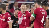 Pemain Wrexham, Paul Mullin dengan menggunakan alat bantu pernapasan dibantu sejumlah tim medis meninggalkan lapangan pertandingan setelah mengalami insiden dengan kiper Manchester United, Nathan Bishop pada laga uji coba pramusim di Snapdragon Stadium, San Diego, California, Rabu (25/07/2023) WIB. (AP Photo/Gregory Bull)