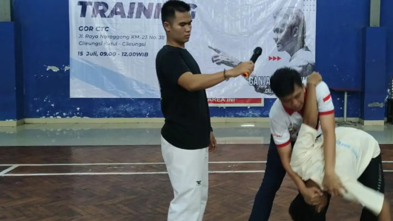Sukarelawan Ganjar Muda Padjajaran (GMP) mengadakan pelatihan pertahanan diri atau self defense di Kabupaten Bogor, Jawa Barat (Istimewa)