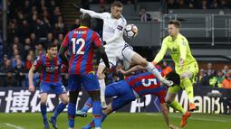Pemain Leicester City, Jamie Vardy (tengah) berebut bola dengan pemain Crystal Palace pada lanjutan Premier League di Selhurst Park, London, (28/4/2018). Crystal Palace menang 5-0. (AFP/Ian Kington)