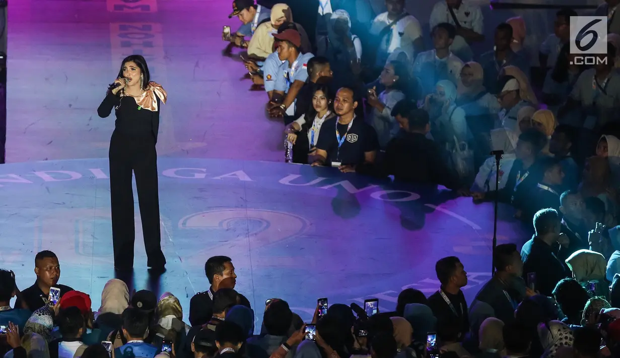 Penyanyi Ashanty saat membawakan lagu pada acara Young Entrepreneur Summit (YES) 2019 di Istora Senayan, Jakarta, Rabu (10/4). Roadshow YES 2019 merupakan program inspiratif dengan menghadirkan artis dan pengusaha muda guna mencetak entrepreneur yang handal. (Liputan6.com/Fery Pradolo)