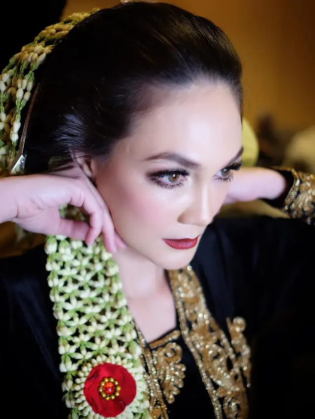 Potret Luna Maya Pakai Baju Pengantin Adat Jawa (sumber: instagram/victoria_makeupatelier)