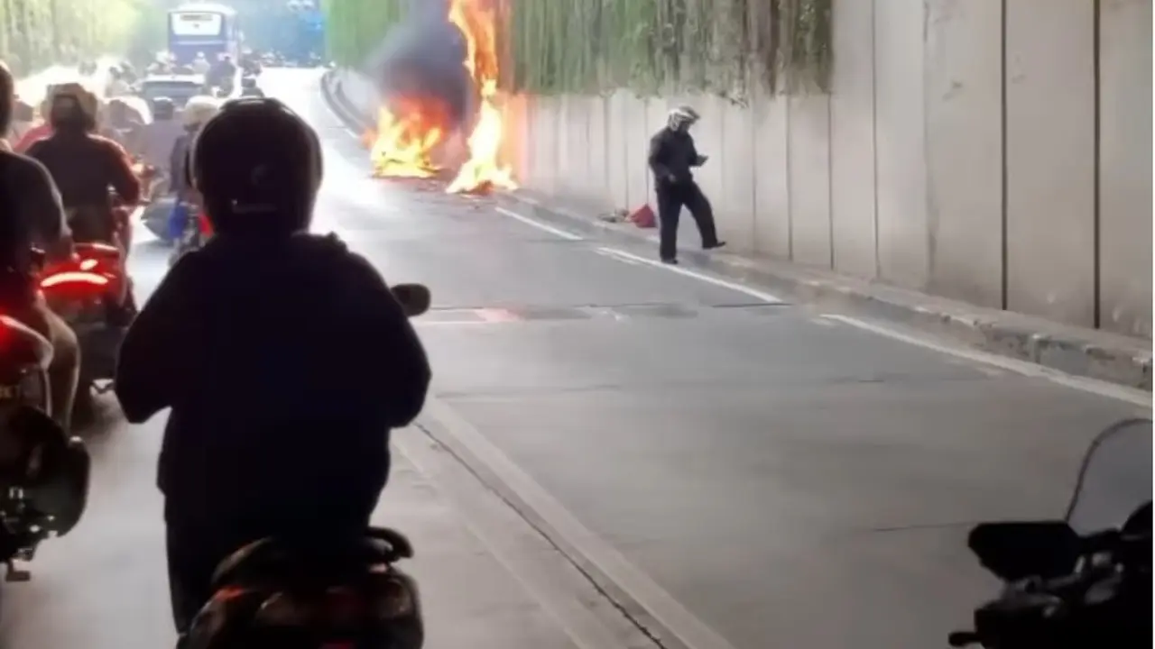 Sepeda motor terbakar di Underpass Jalan Sultan Iskandar Muda, Kebayoran Lama, Jakarta Selatan