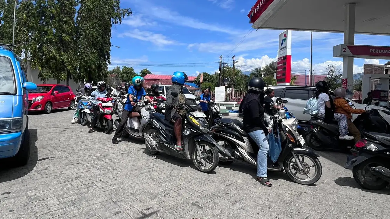Antrean kendaraan di SPBU Kota Palu pasca gempa magnitudo 6,7. (Liputan6.com/Fauzan)